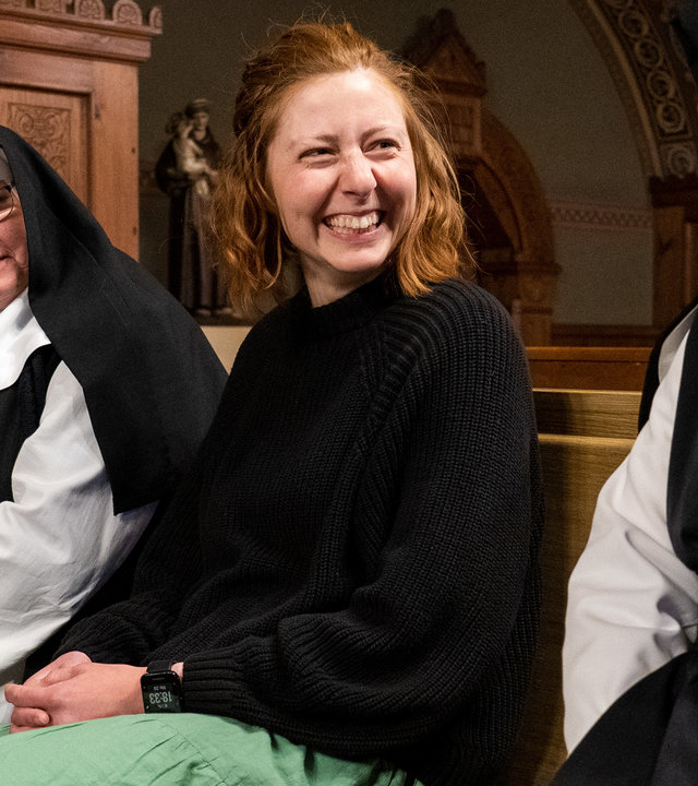 "37°Leben: Leben für Gott": Vanessa zwischen zwei Ordensschwestern auf Kirchenbank.