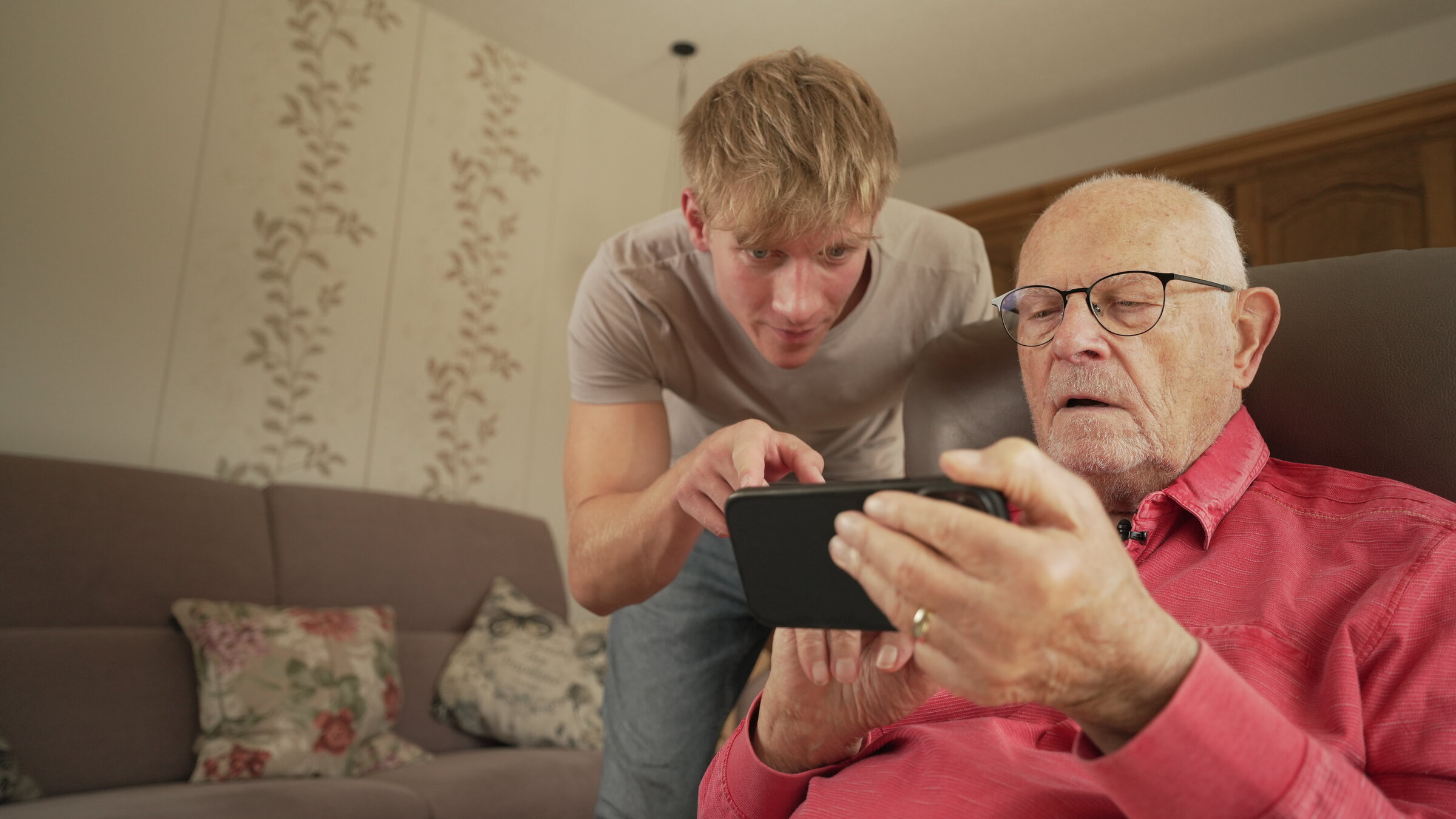 "37°: Verbündete im Leben - Großeltern und Enkel": Hans-Joachim und Niklas nehmen ein neues YouTube-Video auf.