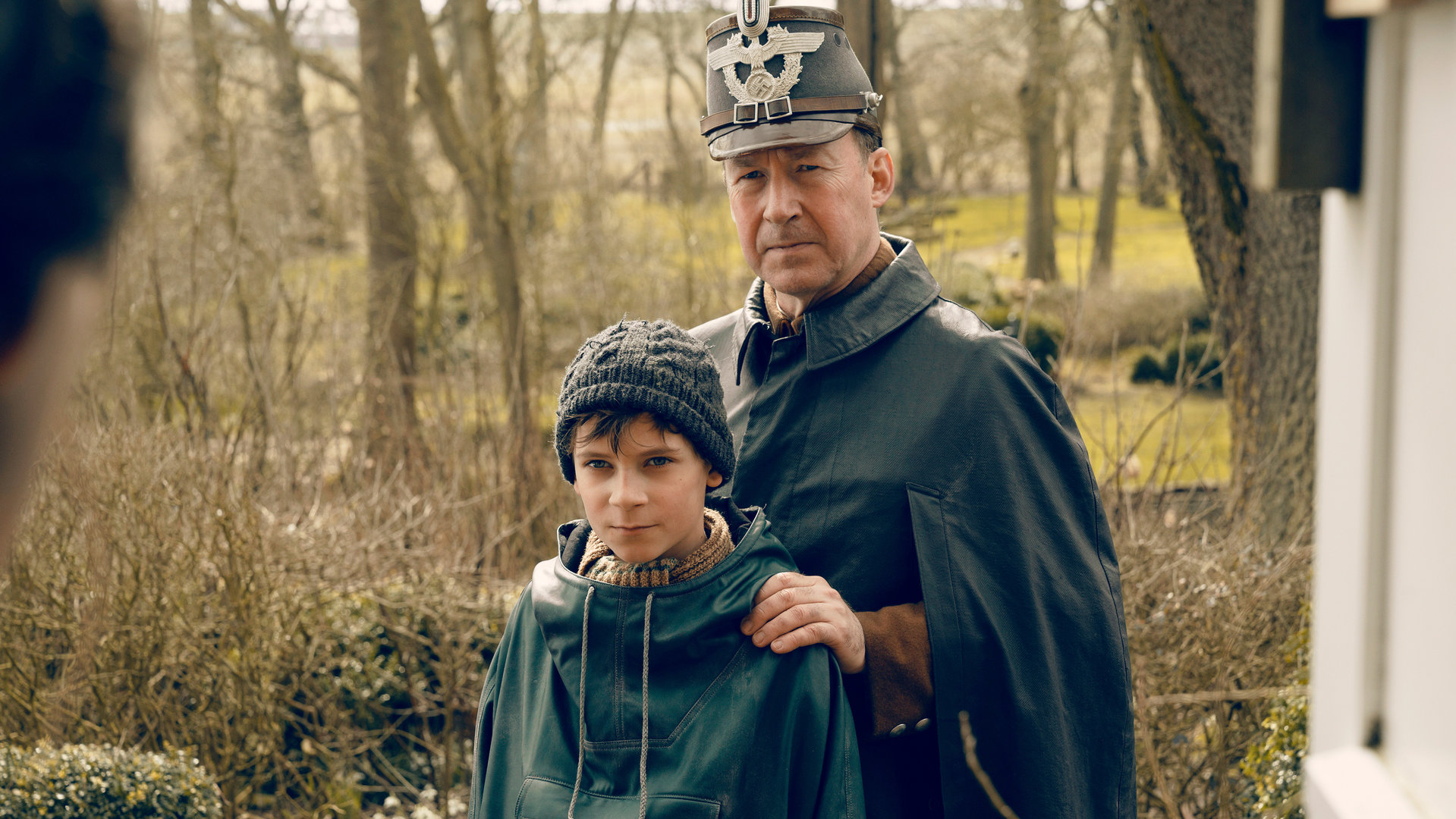 "Deutschstunde": Jens Ole Jepsen (Ulrich Noethen) und Siggi Jepsen (Levi Eisenblätter) stehen nebeneinander und schauen in die Kamera. Jens Ole hat seine Hände auf die Schultern seines Sohnes gelegt.