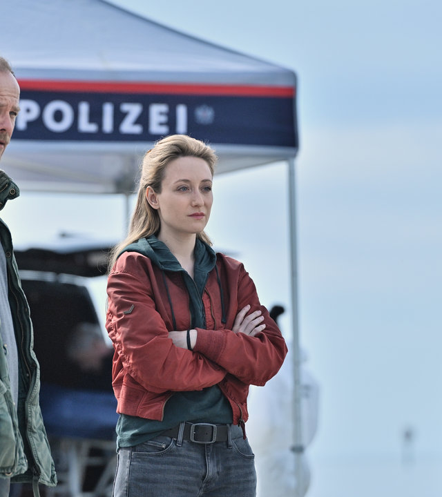 "Die Toten vom Bodensee - Nemesis": Luisa Hoffmann (Alina Fritsch) und Micha Oberländer (Matthias Koeberlin) stehen nebeneinander auf der Straße.