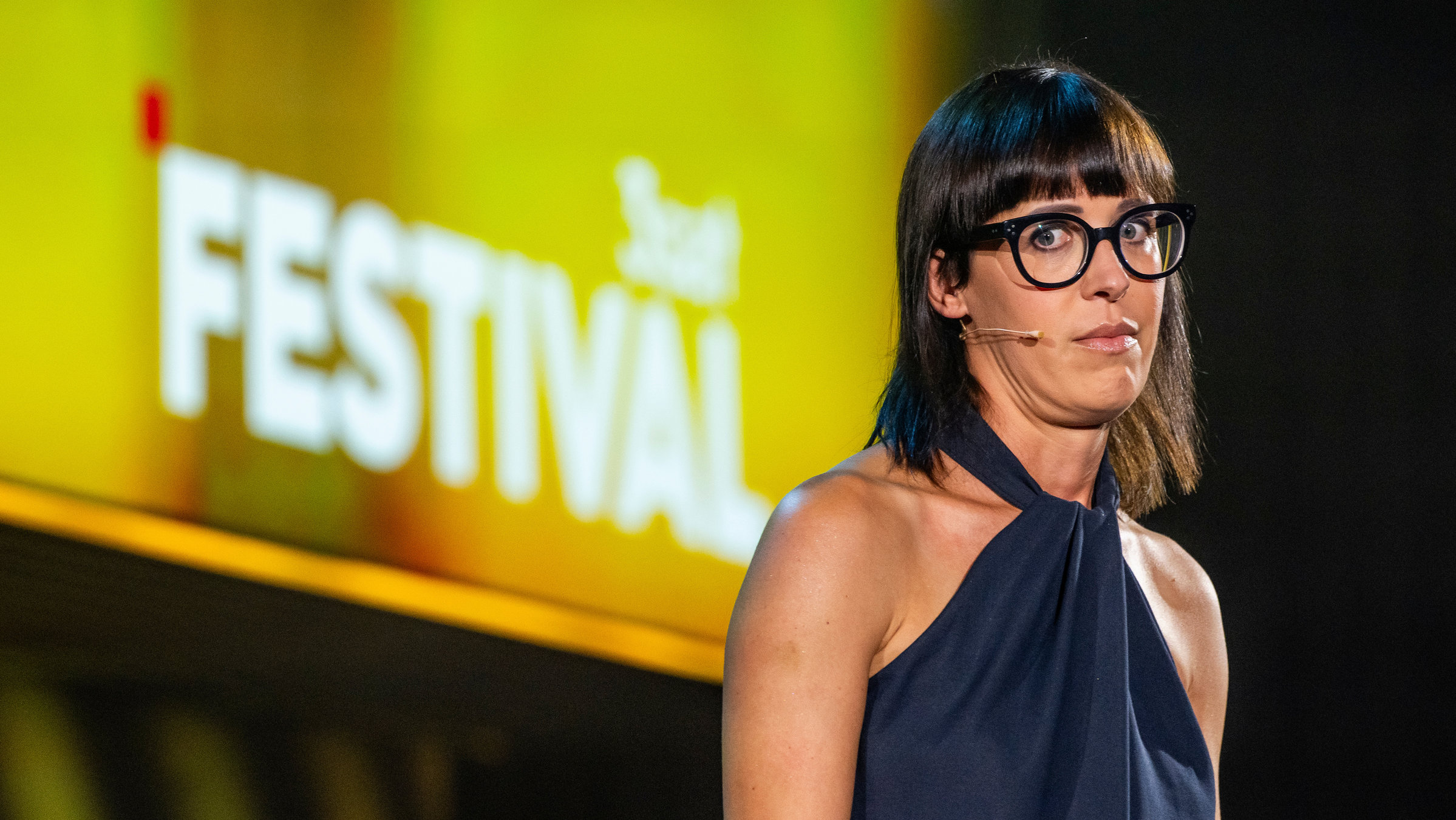 "Eva Karl Faltermeier: TAXI. Uhr läuft." Eva Karl Faltermeier