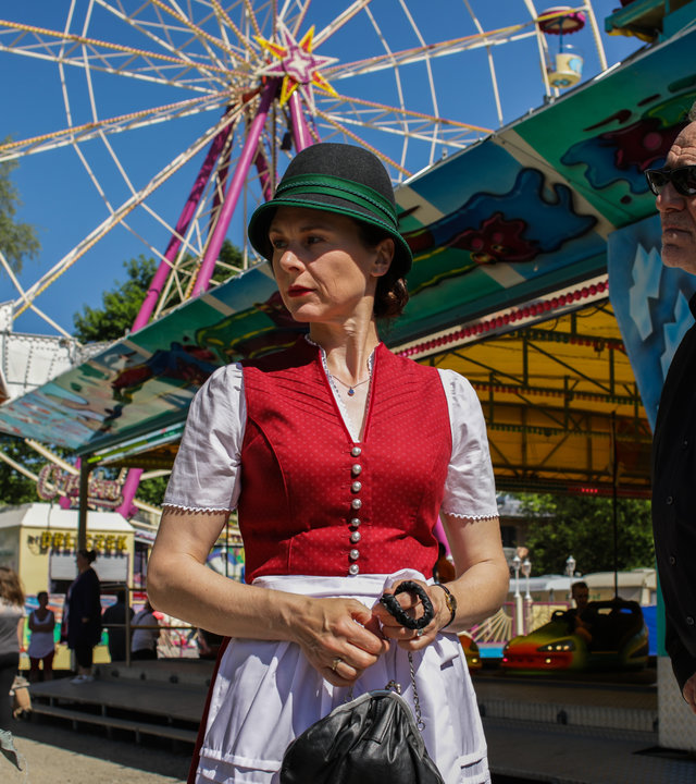 "SOKO München - Mordszelt": Toni Bischoff (Amanda da Gloria), Johanna Pfeiffer (Bettina Mittendorfer) und Arthur Bauer (Gerd Silberbauer) stehen auf dem Oktoberfest beieinander. Im Hintergrund sind Autoscooter und Riesenrad zu sehen.