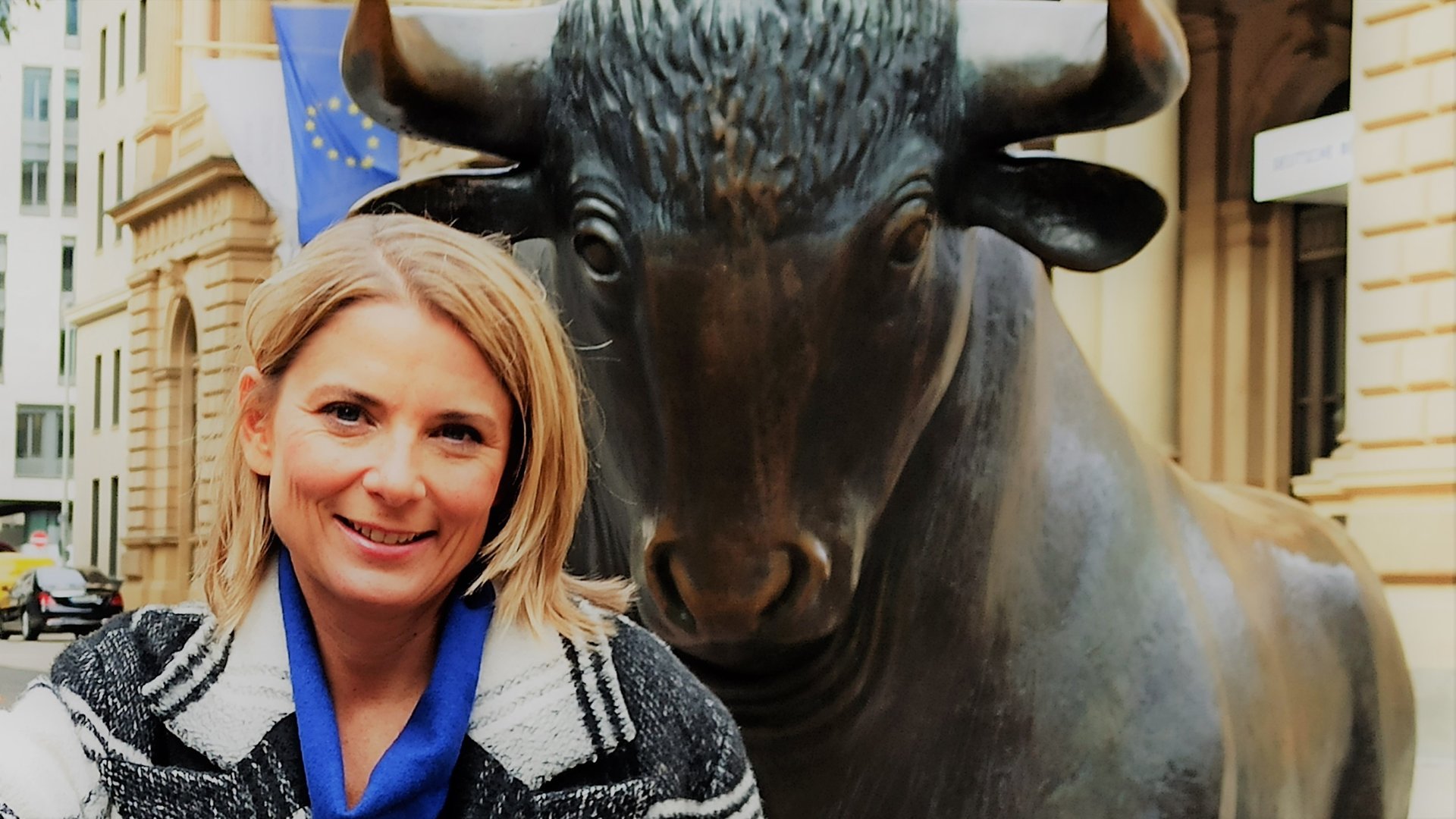 "Terra Xpress: Ohne Moos nix los - Stressfaktor Geldanlage": Moderatorin Yve Fehring steht neben dem Bullen vor der Börse in Frankfurt.