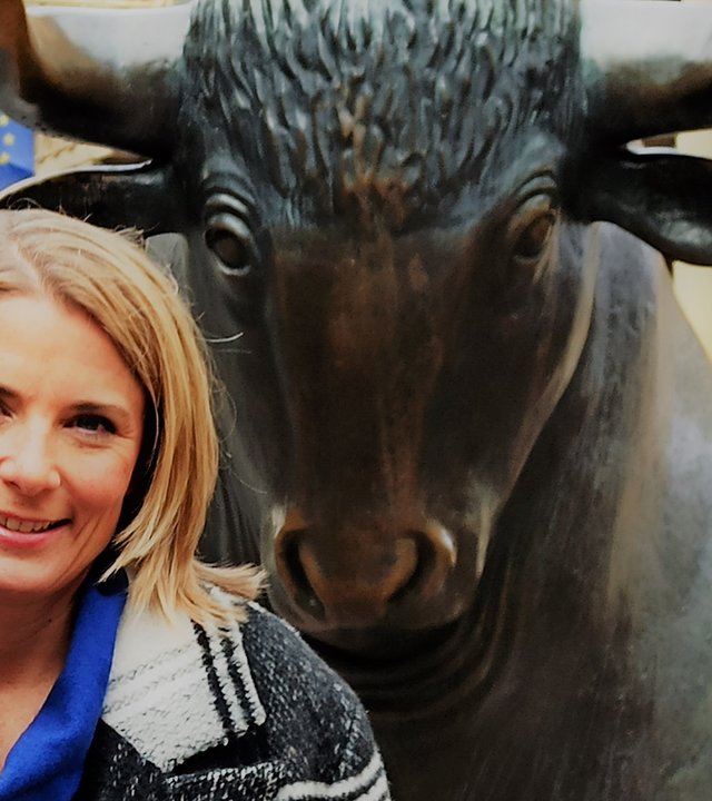 "Terra Xpress: Ohne Moos nix los - Stressfaktor Geldanlage": Moderatorin Yve Fehring steht neben dem Bullen vor der Börse in Frankfurt.