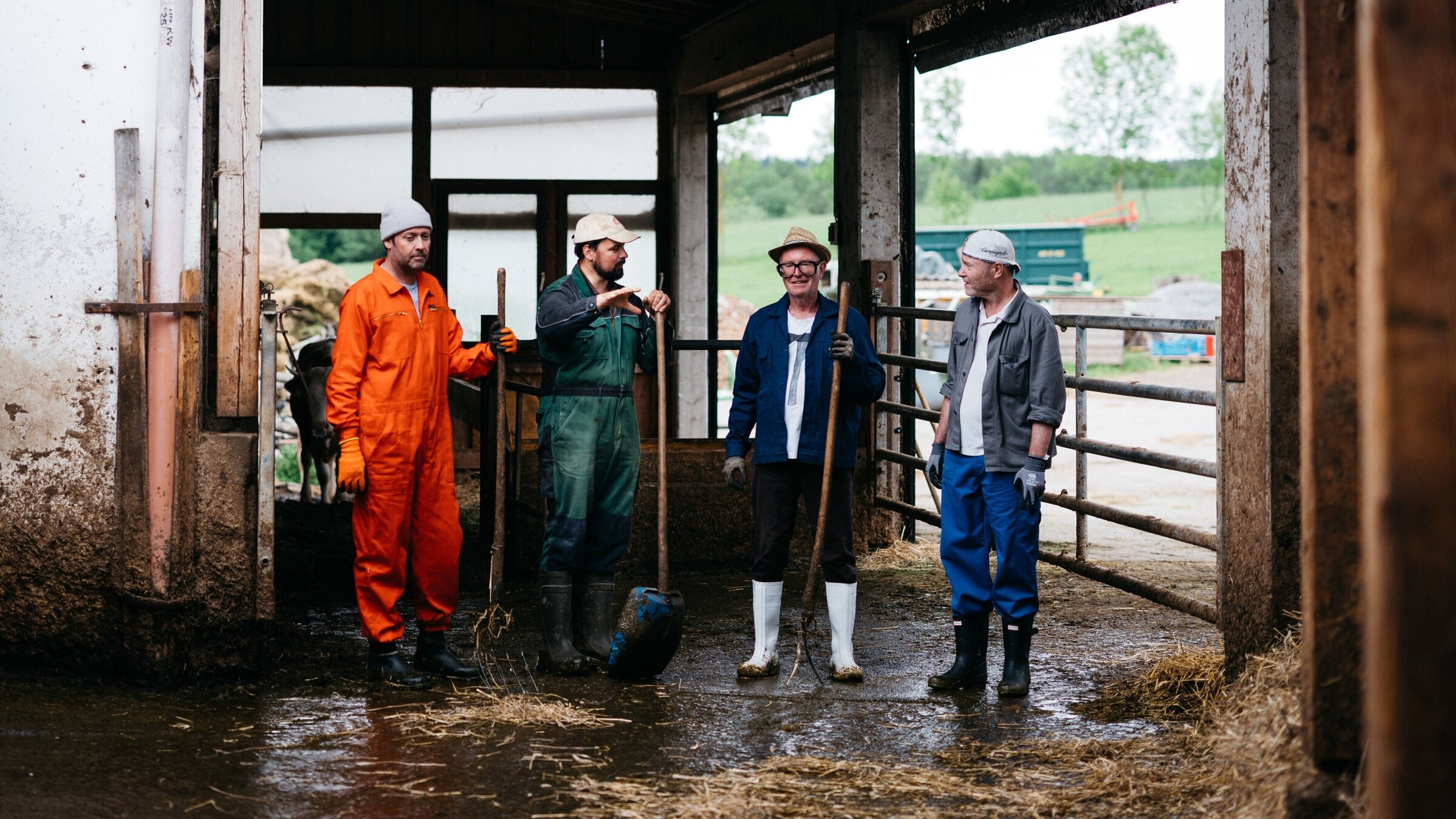 "Milch und Honig (3/6) - Die Alm": Ingo Pertramer, Bauer Georg Marksteiner, Thomas Nowak, Florian Holzer.
