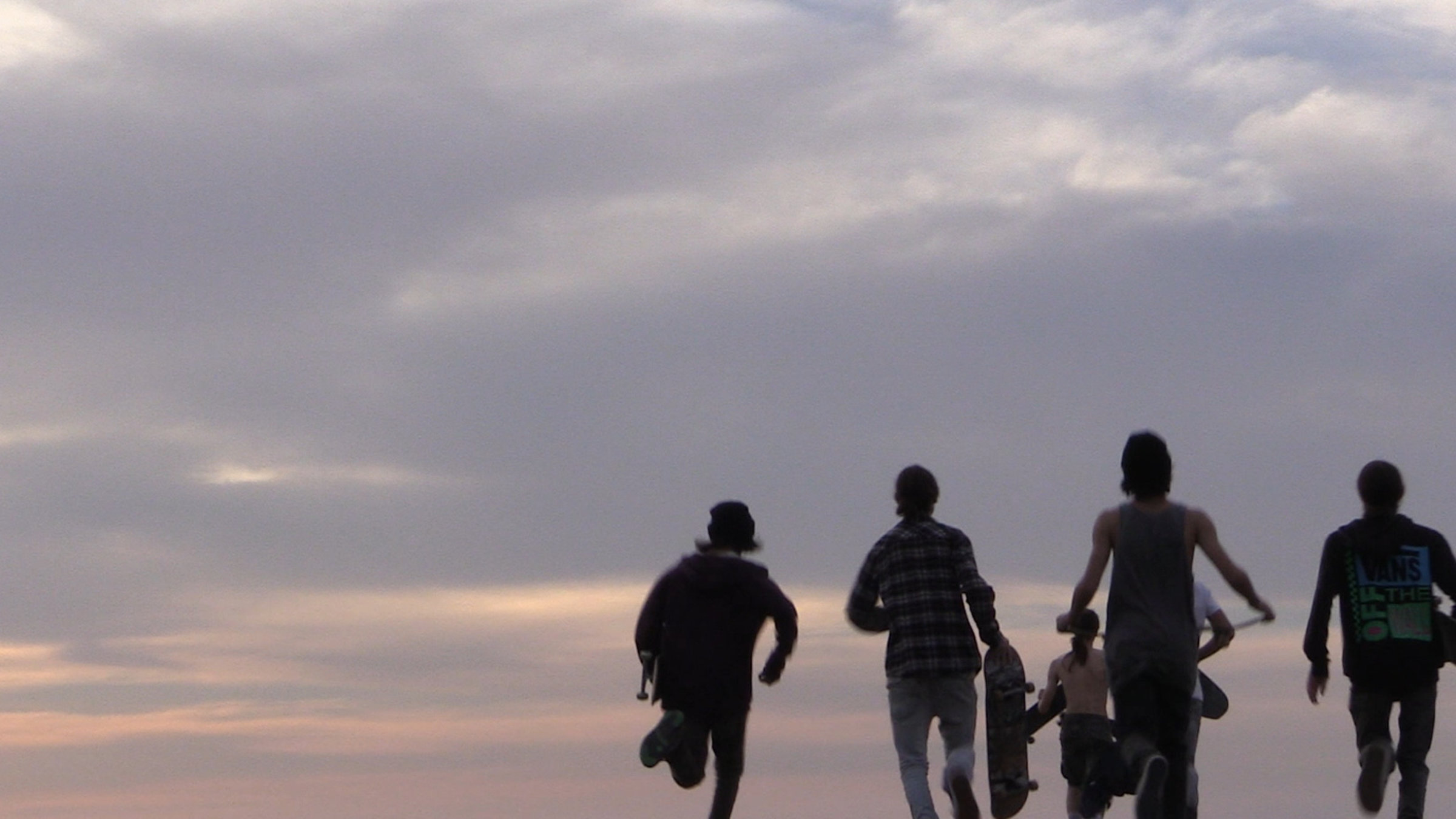 "Ab 18 ! In der Schwebe": Eine Gruppe von Skatern rennt in den Himmel.