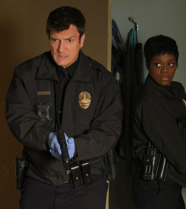"The Rookie - Freier Fall": John Nolan (Nathan Fillion) und Talia Bishop (Afton Williamson) stehen in der Eingangstür einer Wohnung und haben ihre Pistole in den Händen.