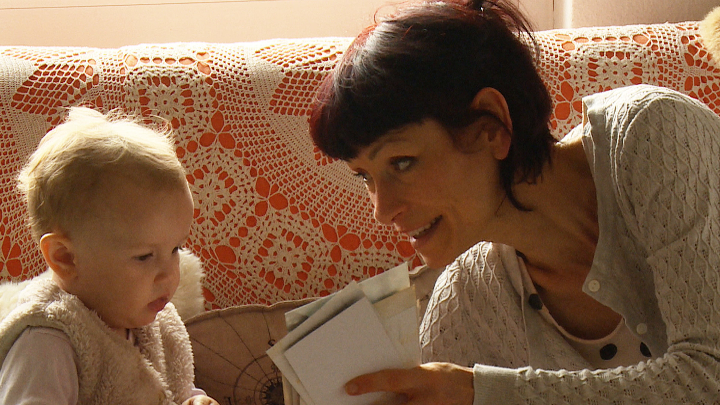 "In der fremden Heimat: Wenn die Eltern plötzlich auswandern" - Lea Doan zeigt ihrer Tochter Sol Fotos von ihren Grosseltern