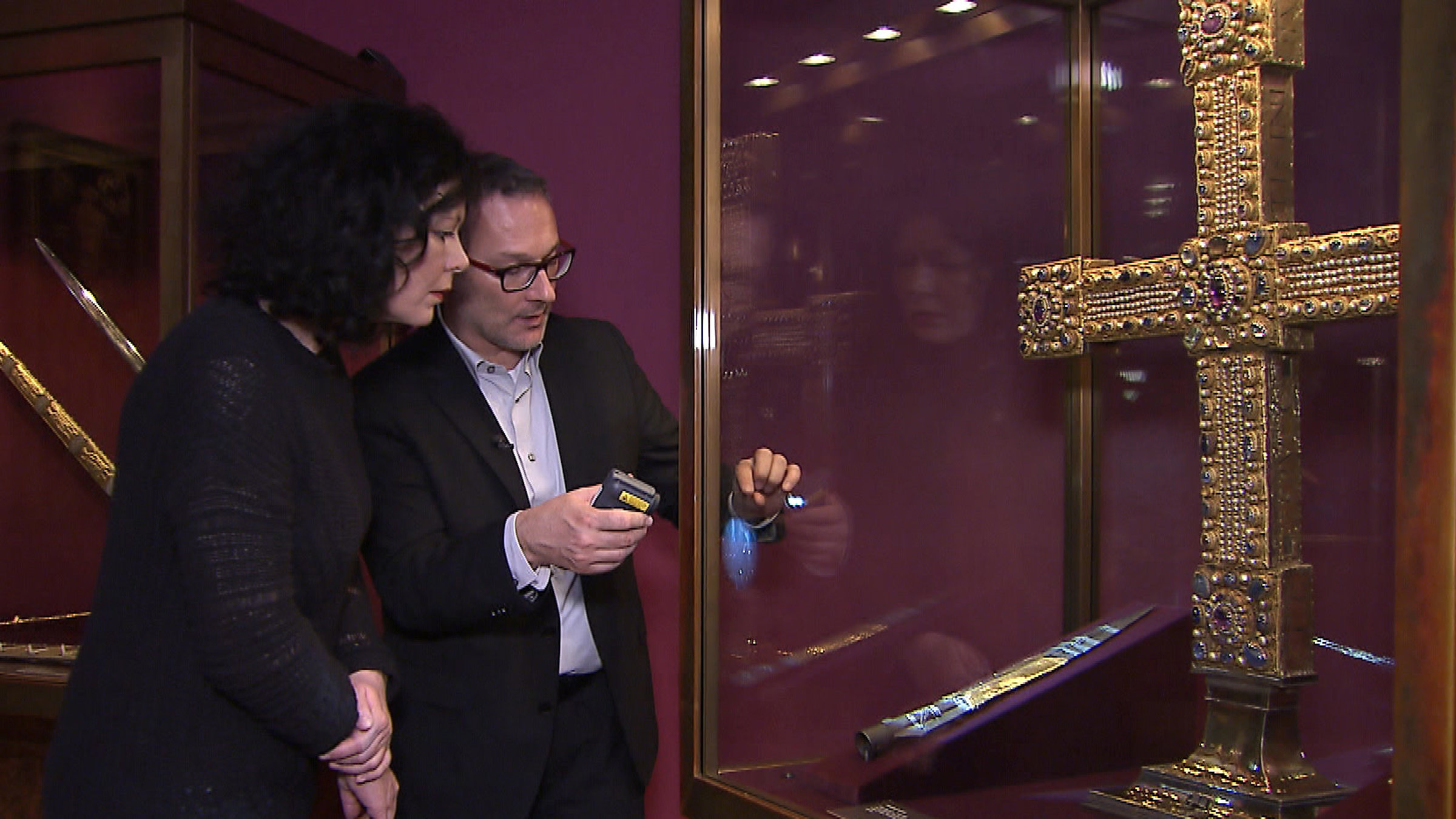 "Wien: Geheimnisvolle Stadt": Barbara Wolflingseder und Franz Kirchweger stehen im Museum vor einem Schaukasten, darin befindet sich ein Kreuz.