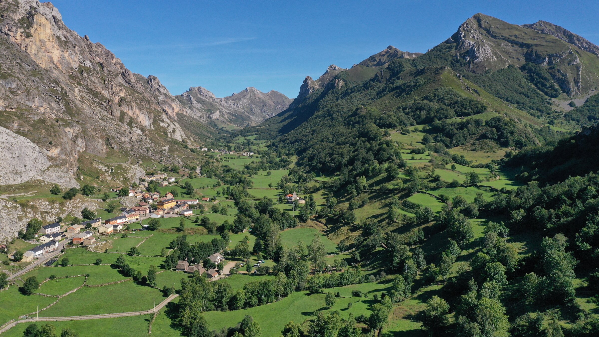 "Abenteuer Spanien (3/4) - Der grüne Norden": In die kleinen Dörfer rund um die Gemeinde Pola de Somiedo in Asturien kommen Bärentouristen aus aller Welt, um die wilden Tiere an den Hängen zu beobachten.