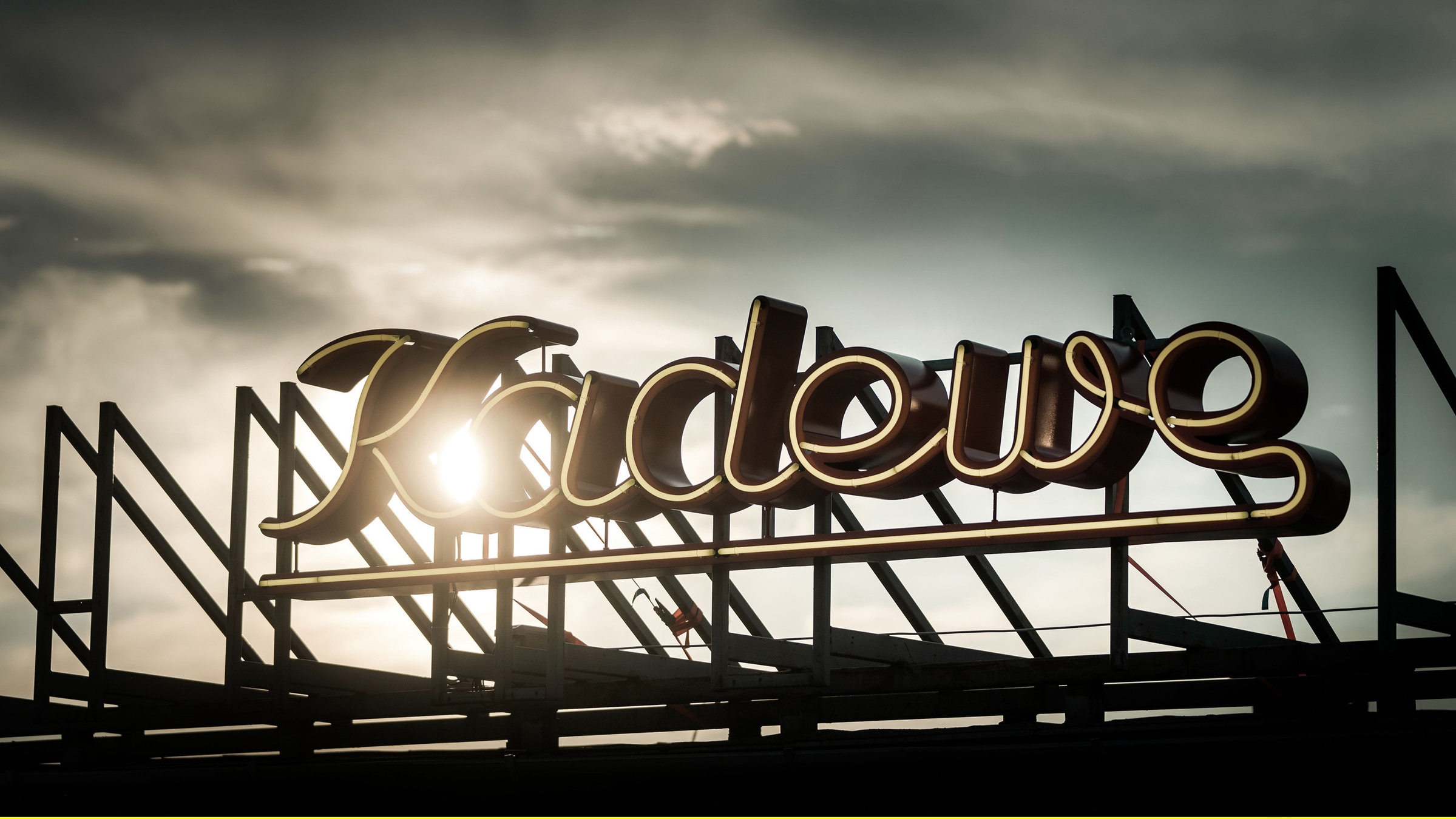 "Eldorado KaDeWe - Jetzt ist unsere Zeit (1/6) - Stadt der Frauen": Berlin nach dem Ersten Weltkrieg: Die Hauptstadt der jungen Republik versinkt in Armut, Gewalt und Chaos. Mittendrin versucht sich das weltbekannte Kaufhaus des Westens als Oase von Luxus und Schönheit zu behaupten.