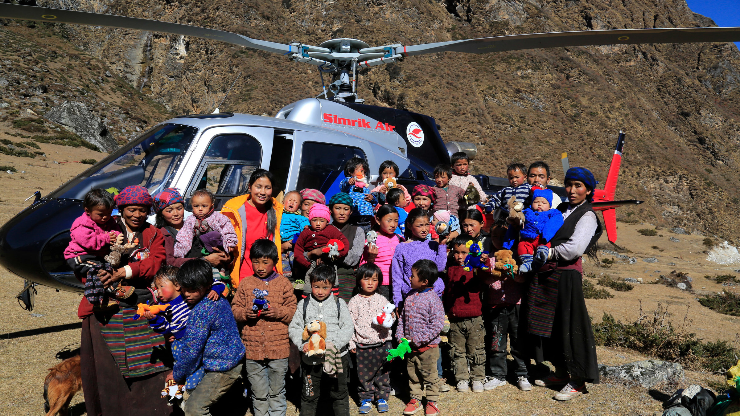 "Hilfe aus der Luft am Everest": Dorfbewohner stehen vor dem Hubschrauber.