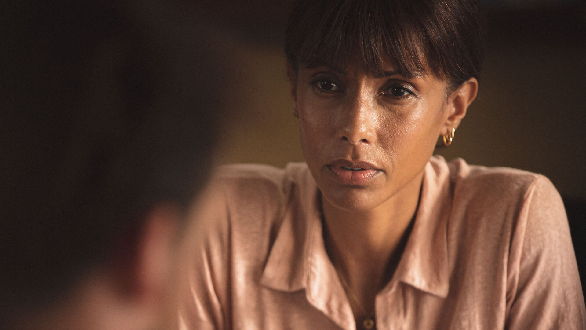 "Deadly Tropics - Unter Verdacht": Mélissa (Sonia Rolland) fixiert ihr Gegenüber mit einem starren und leeren Blick.