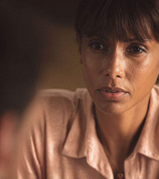 "Deadly Tropics - Unter Verdacht": Mélissa (Sonia Rolland) fixiert ihr Gegenüber mit einem starren und leeren Blick.