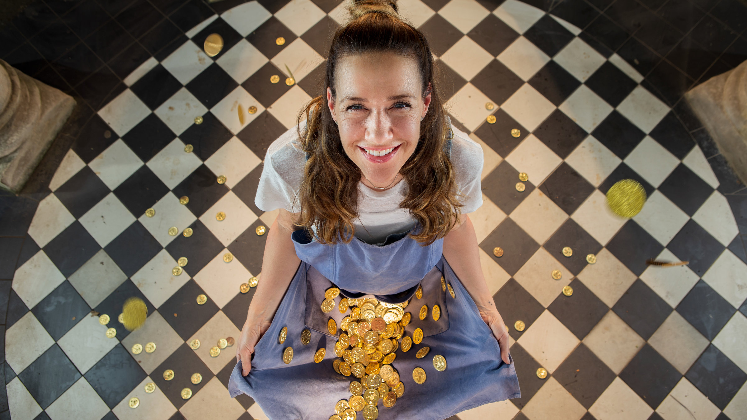 "Die Sterntaler des Glücks": Katja (Alexandra Neldel) hat ihre Schürze ausgebreitet und Goldtaler regnen in diese hinein.