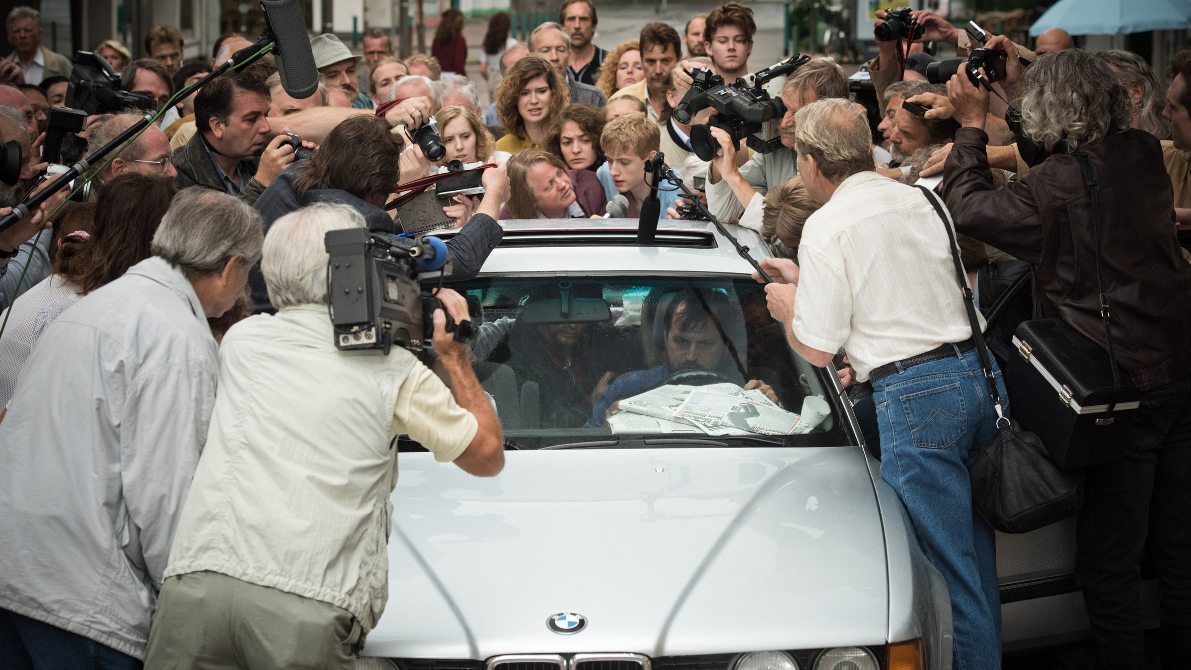 "Gladbeck (1/2 und 2/2)": Ein Geiseldrama als bizarres Spektakel: Fotografen und TV-Teams umringen die Gladbeck-Entführer in der Kölner Innenstadt.