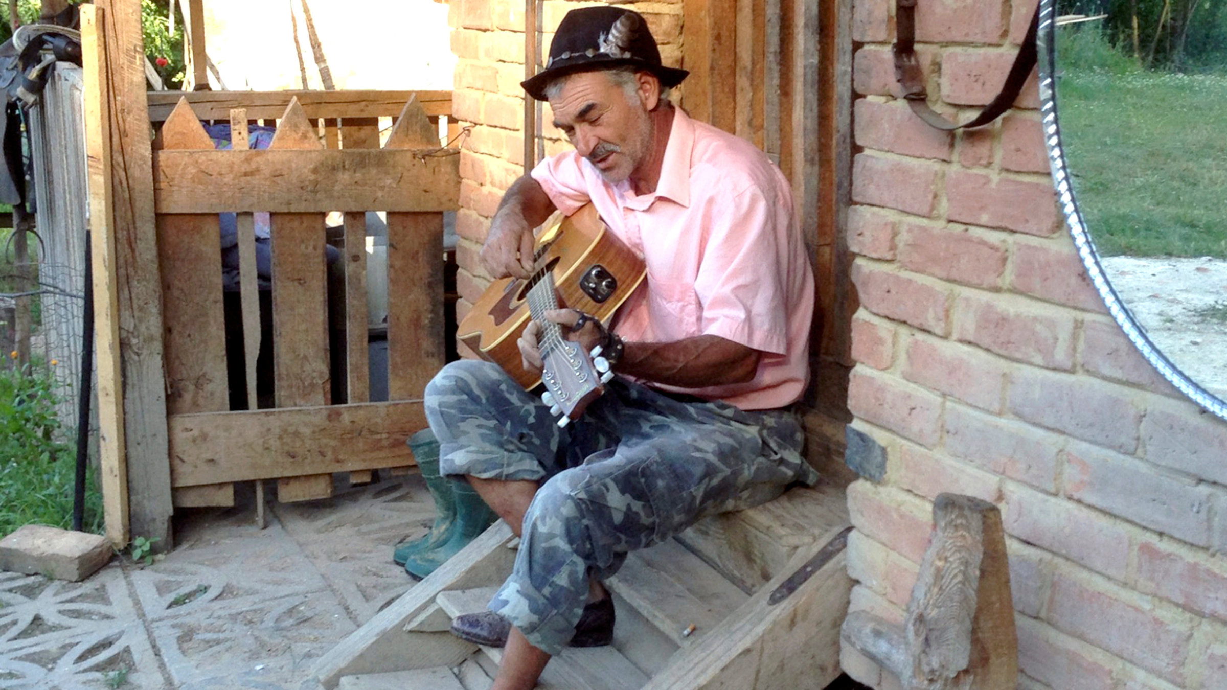 "Im Schatten der Karpaten - Rumäniens Reichtum": Gheorghe Lascu spielt Gitarre.