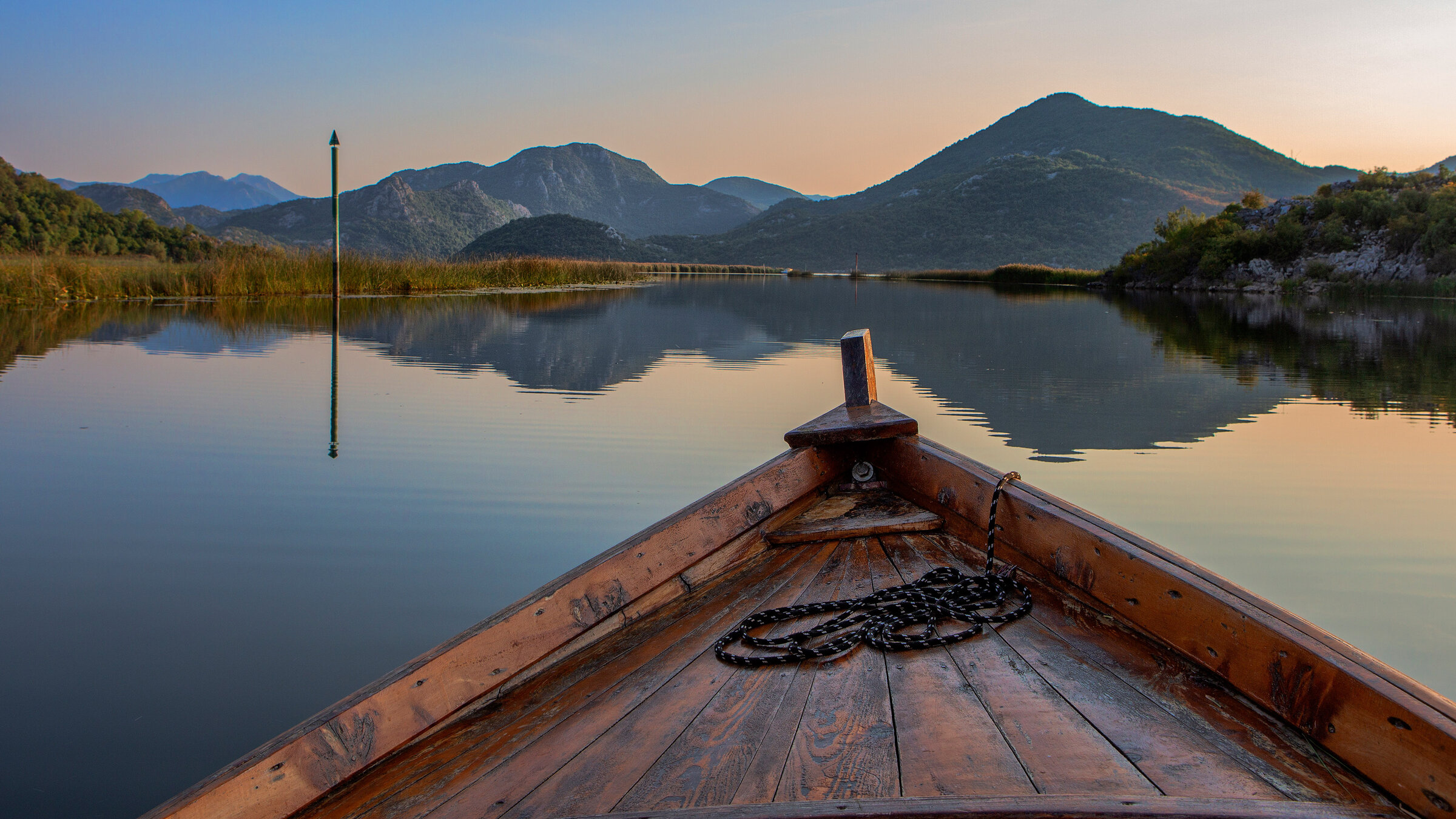 "Raue Welten – Wilde Schönheiten: Montenegro": Der Skadarsse. Größter Binnensee der Balkan-Halbinsel. Heimat vieler Vieler Wasserpflanzen wie Seerosen und Wassernüsse.