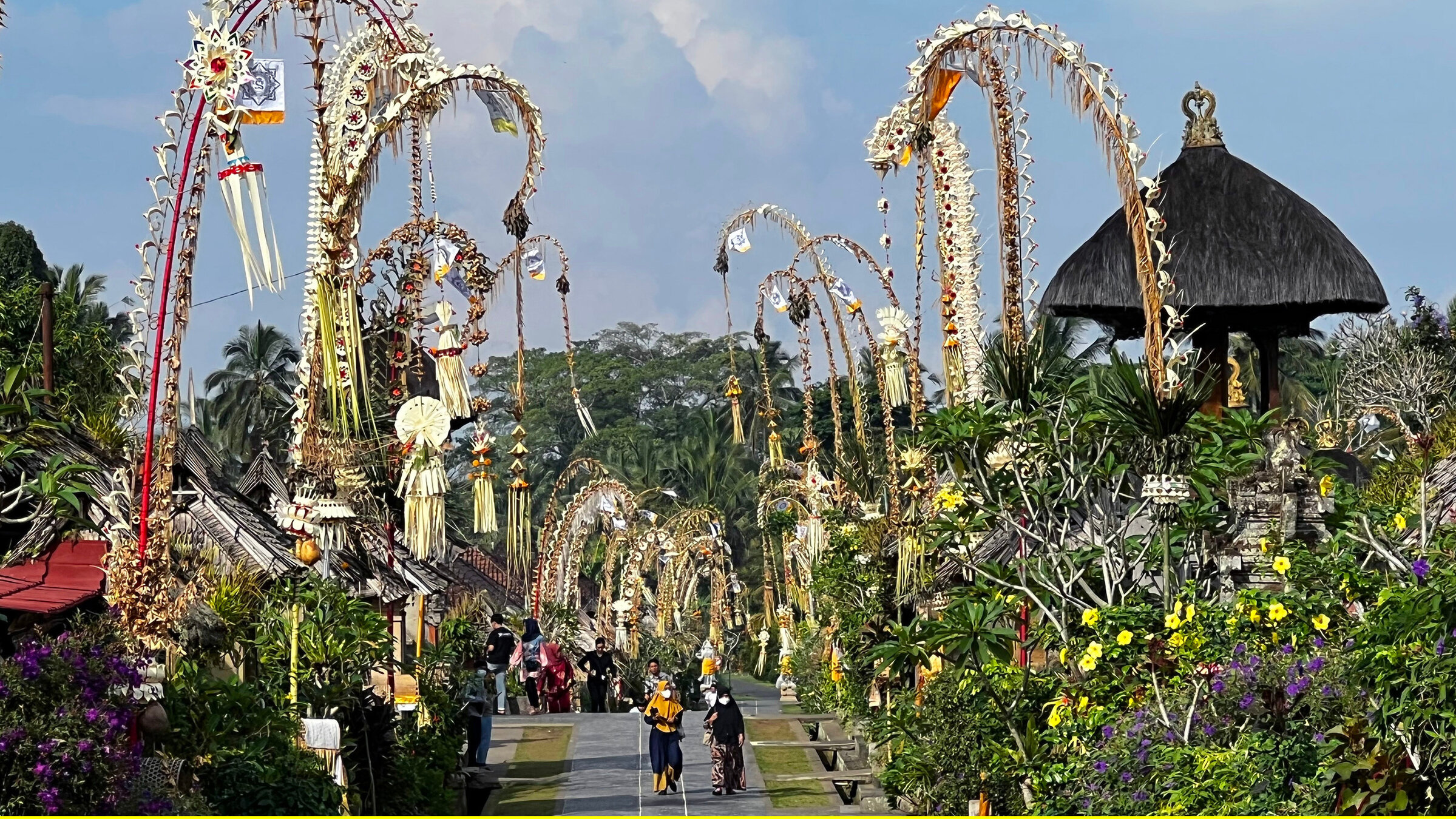 "Im Herzen Balis - Tempel, Tropen, Traditionen": Die geschmückten Bambusstangen symbolisieren den heiligen Berg Agung.