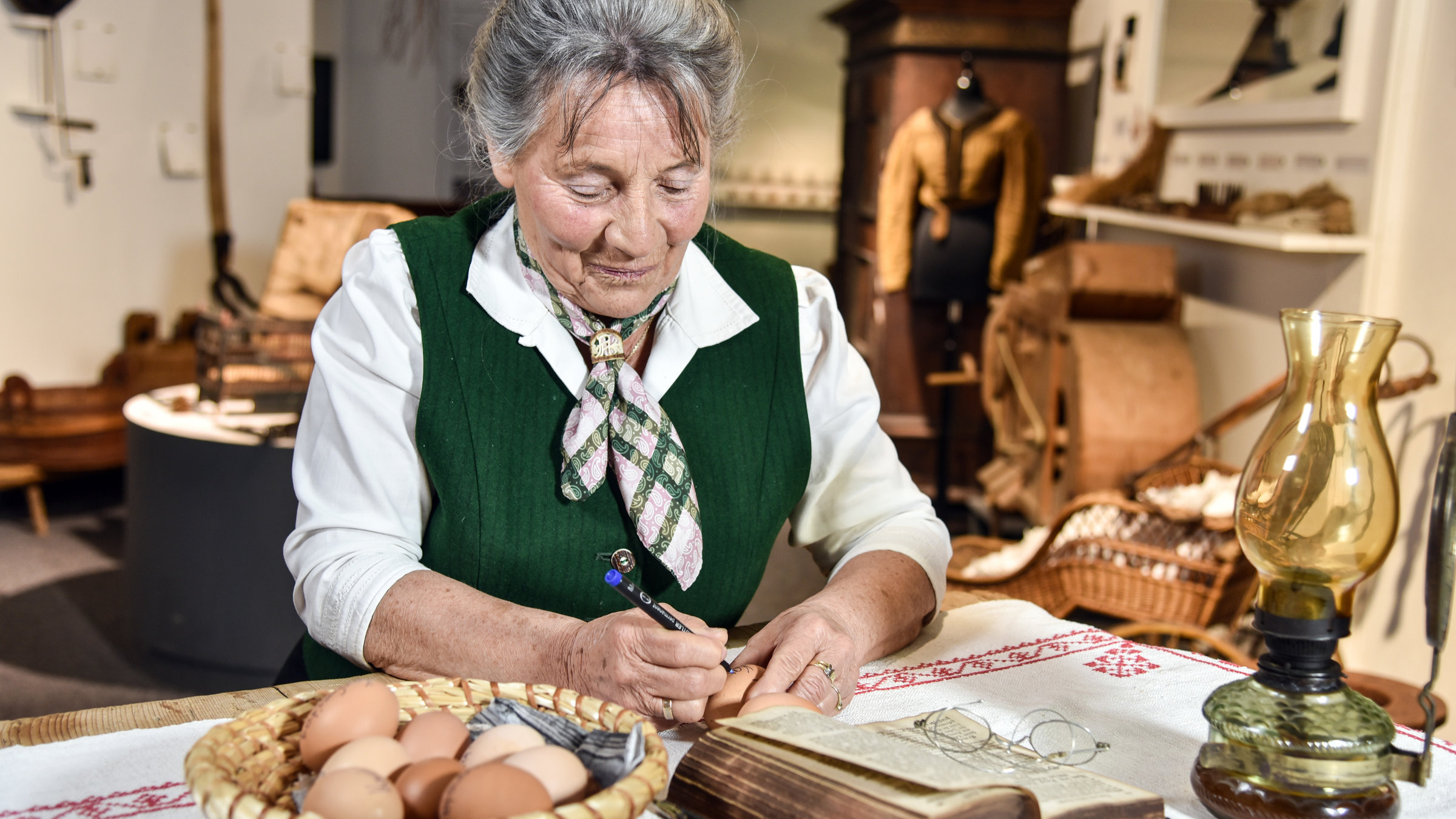 "Feiern mit Osterbrot und Festtagsbraten" - Ruth Gerharter aus Raumsau beschriftet speziell Karfreitags- und Gründonnerstagseier zu Ostern.