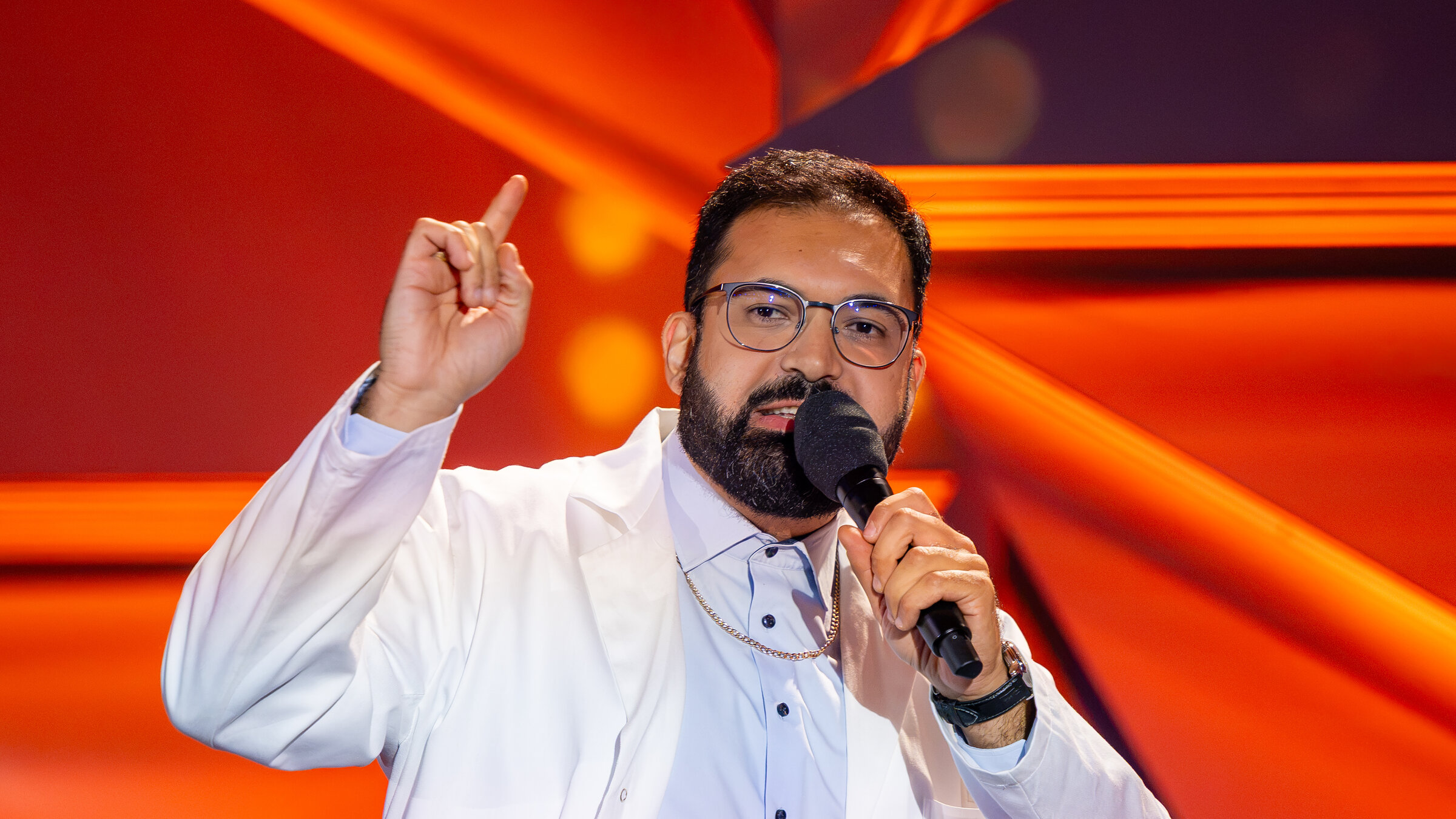 "Dr. Emir: Die Chemie muss stimmen": Dr. Emir auf der BÃ¼hne.