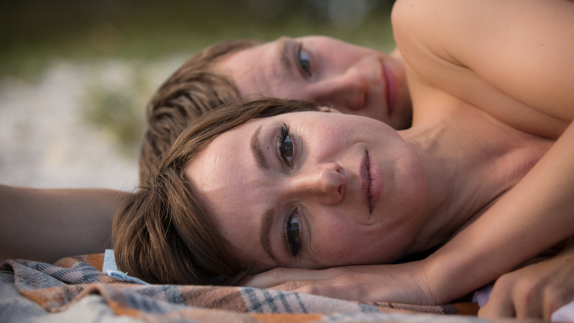 "Schweigeminute": Stella (Julia Koschitz) liegt nackt mit Christian (Jonas Nay) am Strand.