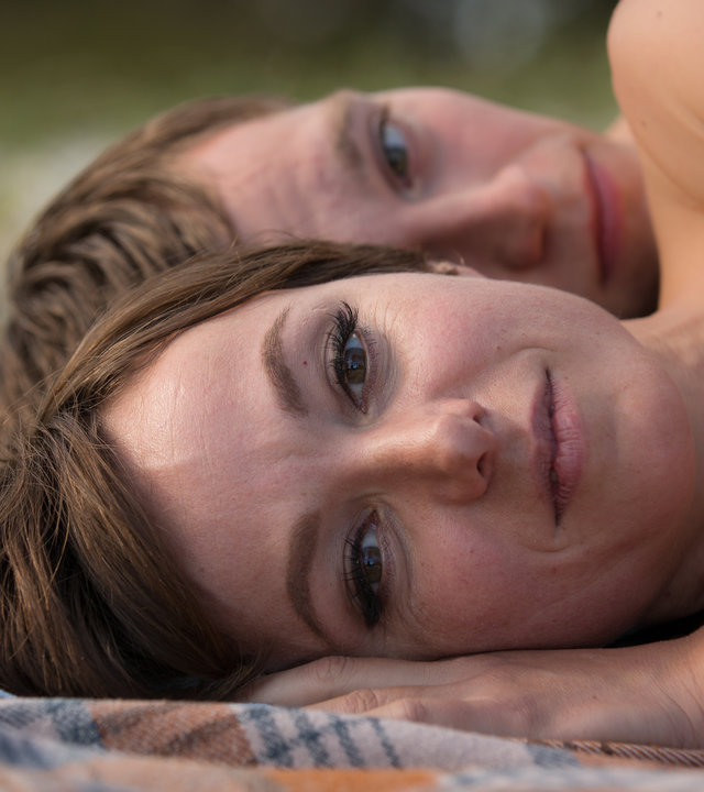 "Schweigeminute": Stella (Julia Koschitz) liegt nackt mit Christian (Jonas Nay) am Strand.