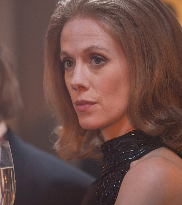 "Stenbeck - TV3 - Die Revolution aus London": In einem schwarzen Abendkleid und mit einem Sektglas in der Hand, blickt Merrill (Zoe Boyle) melancholisch in die Ferne.