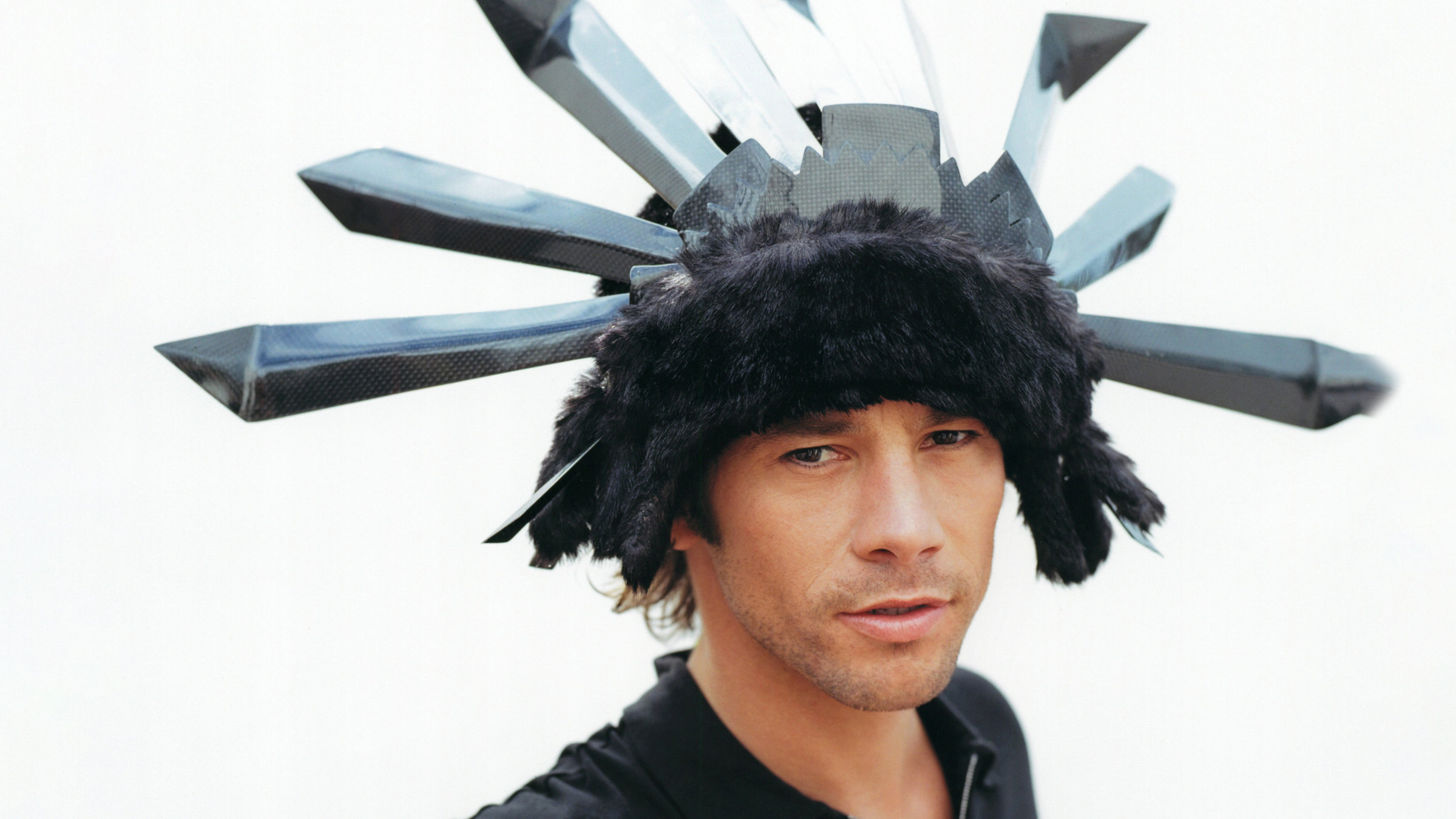"Jamiroquai: Live in Verona": Der Sänger Jay Kay blickt in die Kamera. Er trägt einen ausgefallenen Kopfschmuck in den Farben grau/schwarz.