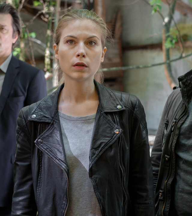 "Die Toten vom Bodensee - Die vierte Frau": Die drei Kollegen Komlatschek (Hary Prinz), Hannah Zeiler  (Nora Waldstätten) und Micha Oberländer (Matthias Koeberlin) stehen in einem Garten und schauen frontal in die Kamera.