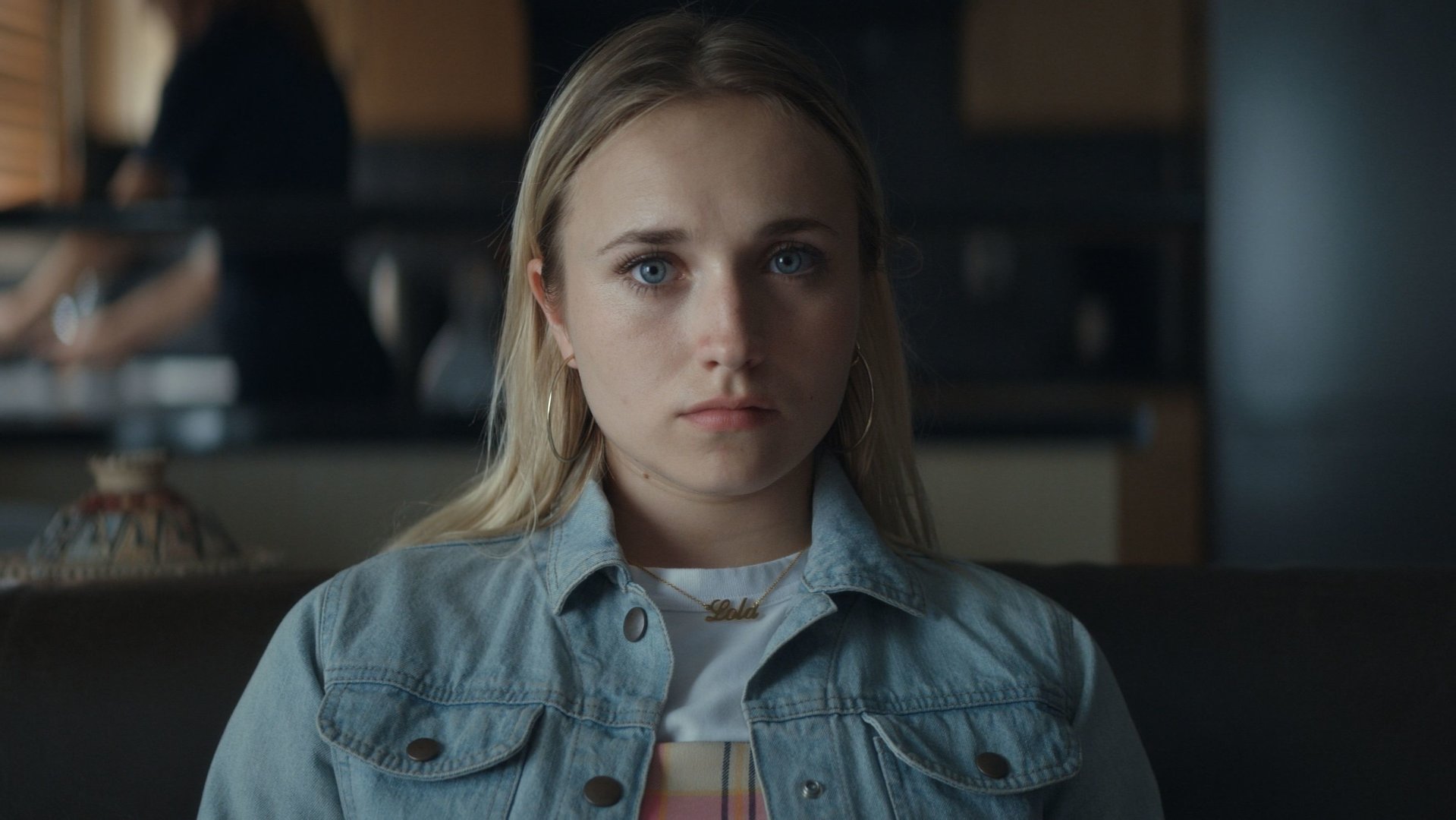 "Derby Girl": Lola Bouvier (Chloé Jouannet) trägt eine Jeansjacke und blickt traurig in die Kamera.