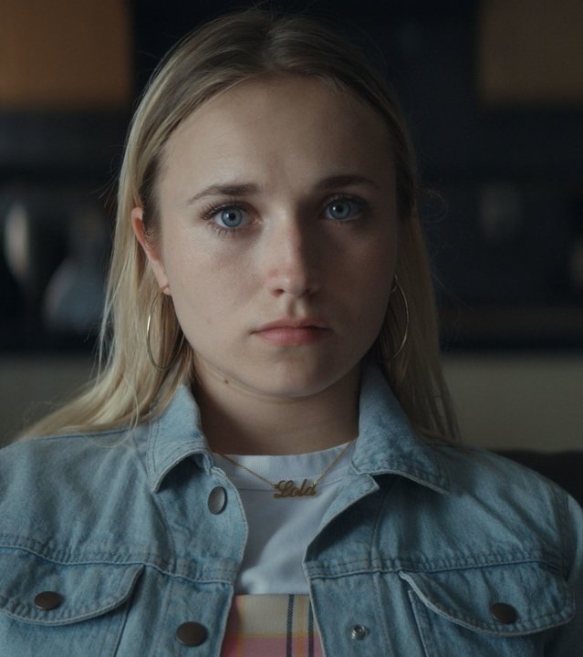 "Derby Girl": Lola Bouvier (Chloé Jouannet) trägt eine Jeansjacke und blickt traurig in die Kamera.