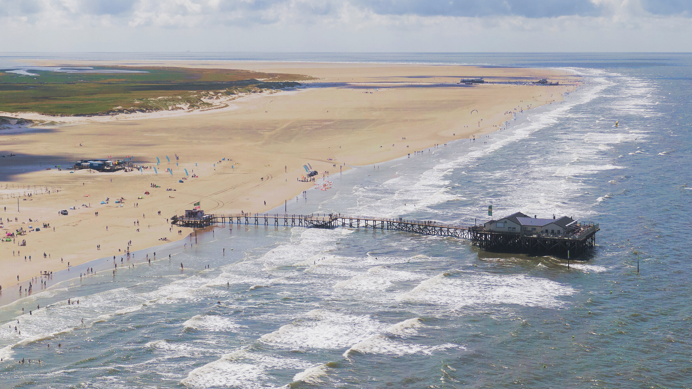 "Leben an der Nordsee (4/6) - Deutschlands wilde Küste": Das Wahrzeichen von St. Peter-Ording sind die Pfahlbauten am breiten Nordseestrand.