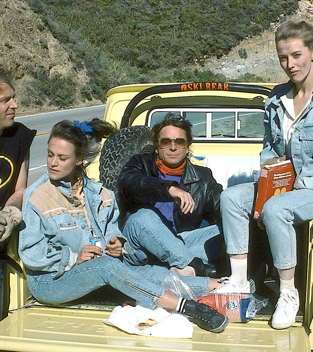 "Zwei Münchner in Hamburg - Die Traumreise": Sascha (Wolfgang Fierek) und Ralf (Elmar Wepper) sitzen mit Iris (Sonja Kirchberger) und Hanni (Christine Haack) auf der Ladefläche eines Pick-up-Trucks am Rand einer Straße.