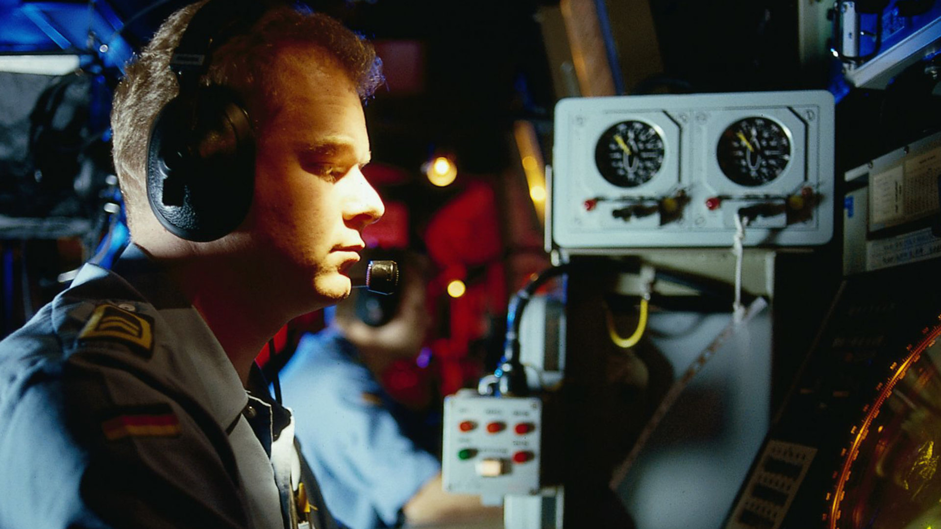 "Die Rettungsflieger - Die Angst im Nacken": Ein Soldat (Darsteller unbekannt) sitzt mit Headset vor einem Monitor.