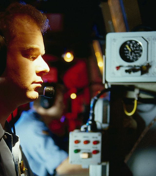 "Die Rettungsflieger - Die Angst im Nacken": Ein Soldat (Darsteller unbekannt) sitzt mit Headset vor einem Monitor.