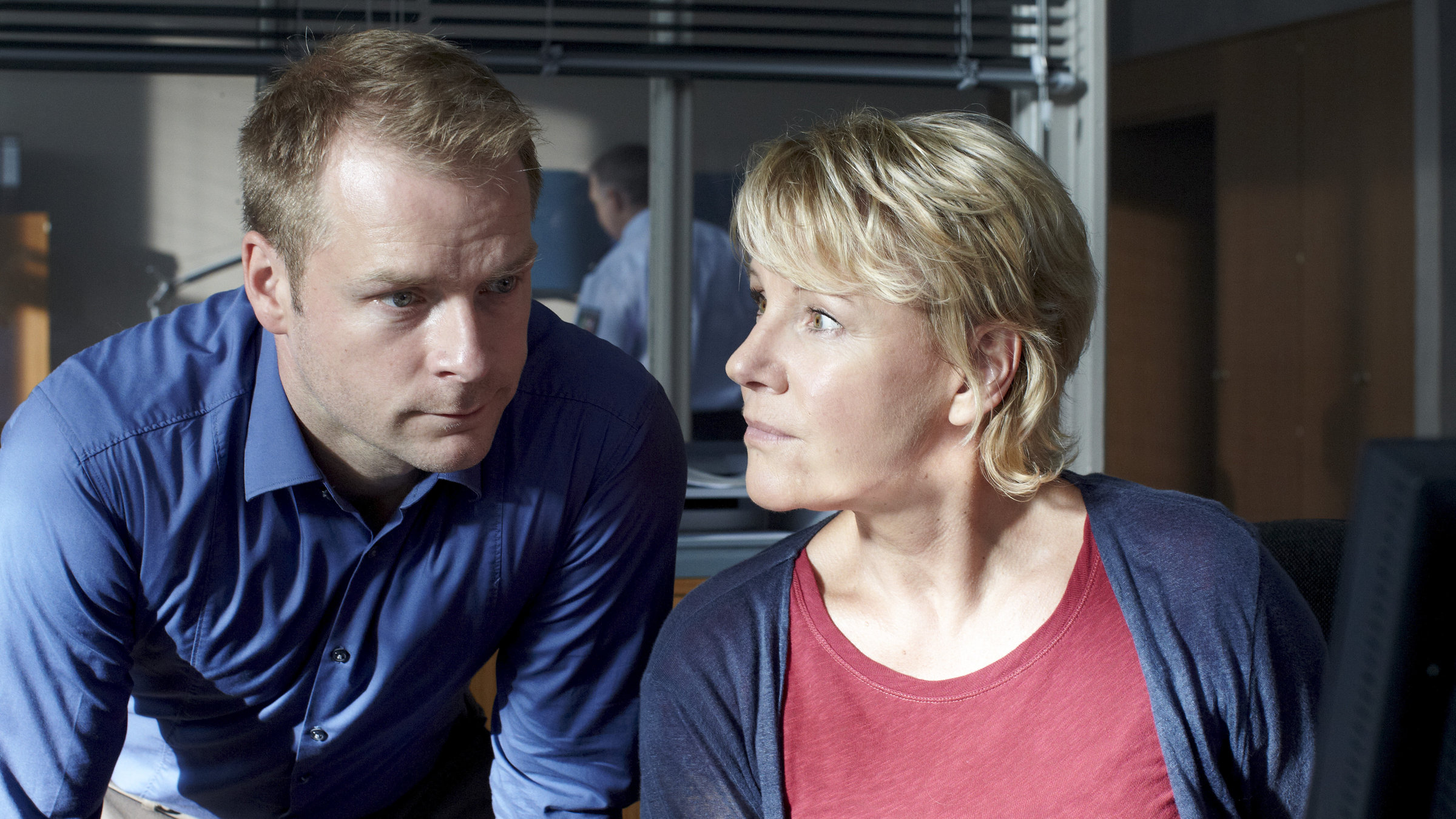 "Marie Brand und die falsche Frau": Simmel (Hinnerk Schönemann) und seine Kollegin Brand (Mariele Millowitsch) besprechen sich im Büro.