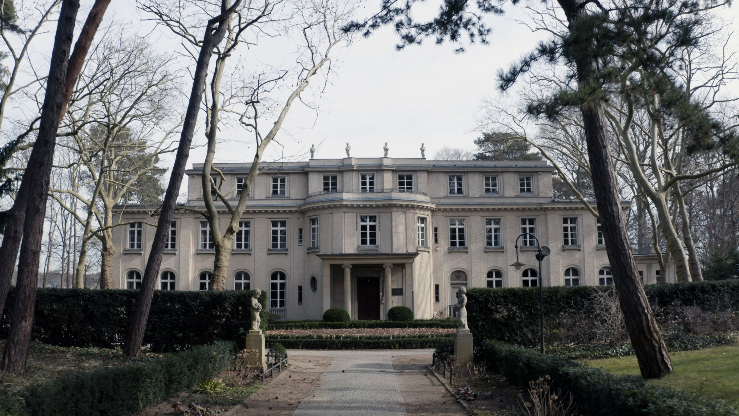 "Die Wannseekonferenz - Die Dokumentation": Frontansicht Villa am Wannsee, winterliche Stimmung.