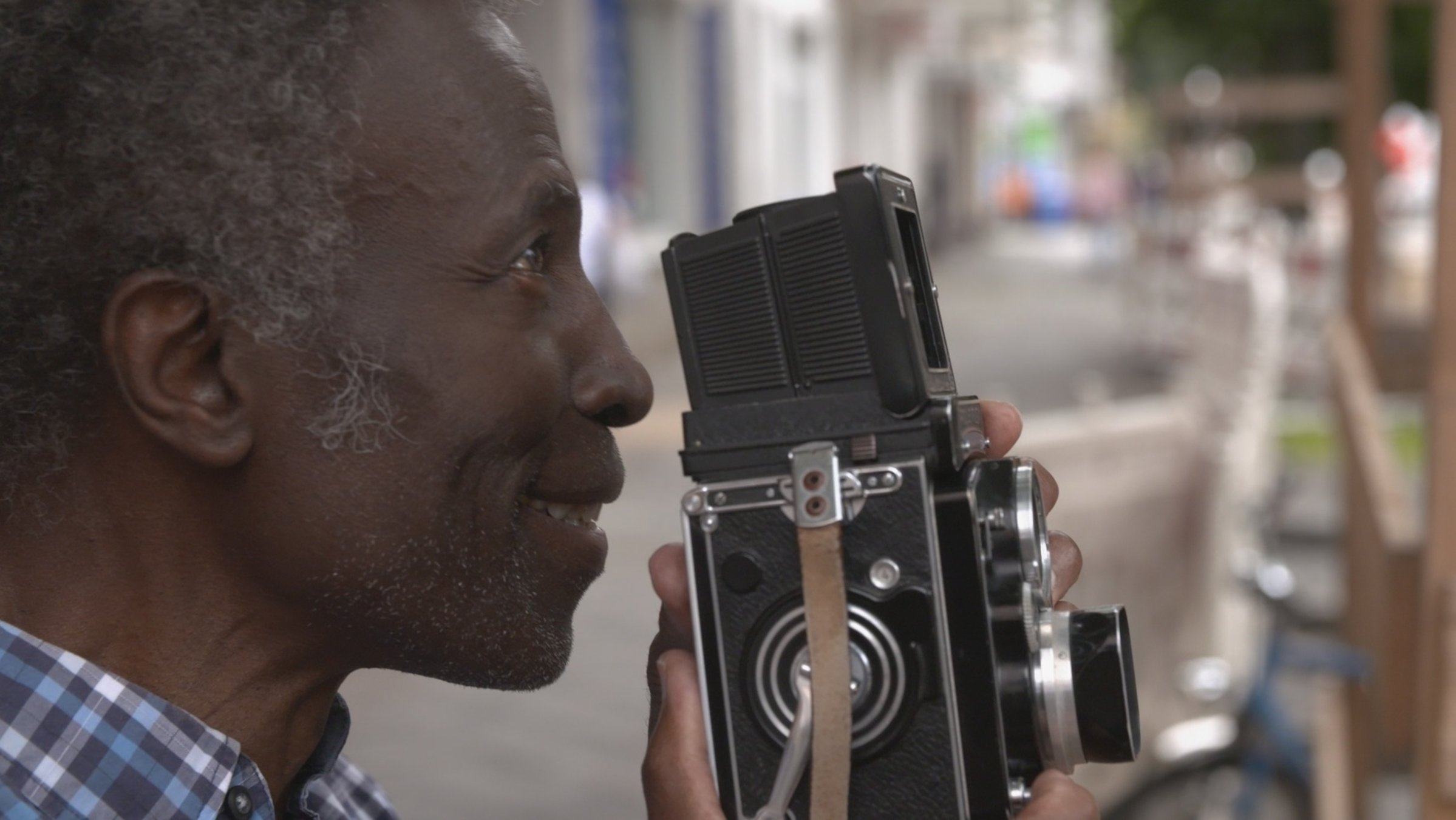 "Der große Denkmalsturz": Fotograf Akinbode Akinbiyi mit seiner Kamera