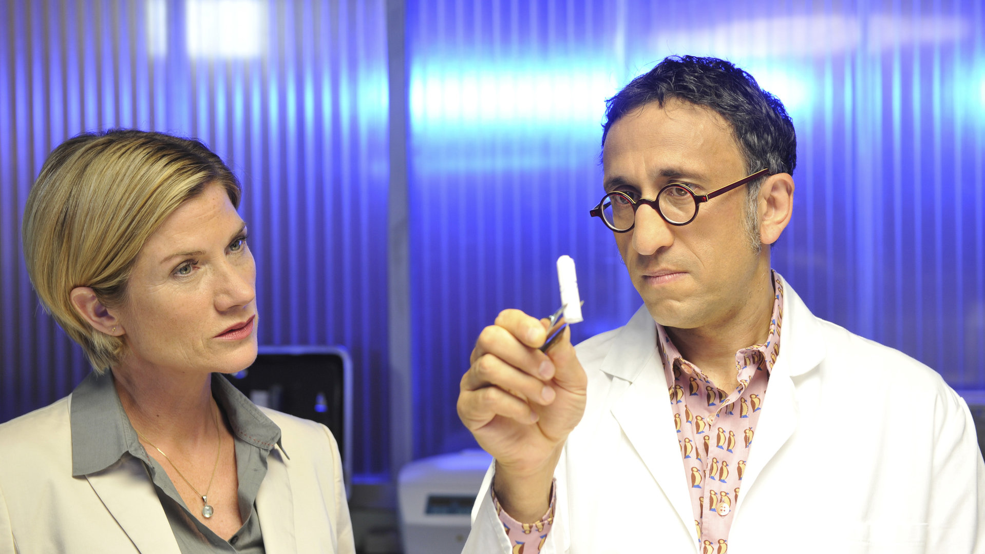 "SOKO Stuttgart - Tödliche Tage": Martina Seiffert (Astrid M. Fünderich) und Jan Arnaud (Mike Zaka Sommerfeldt) im Labor.