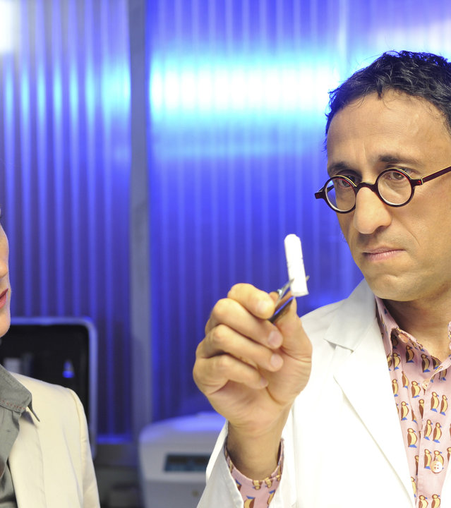 "SOKO Stuttgart - Tödliche Tage": Martina Seiffert (Astrid M. Fünderich) und Jan Arnaud (Mike Zaka Sommerfeldt) im Labor.