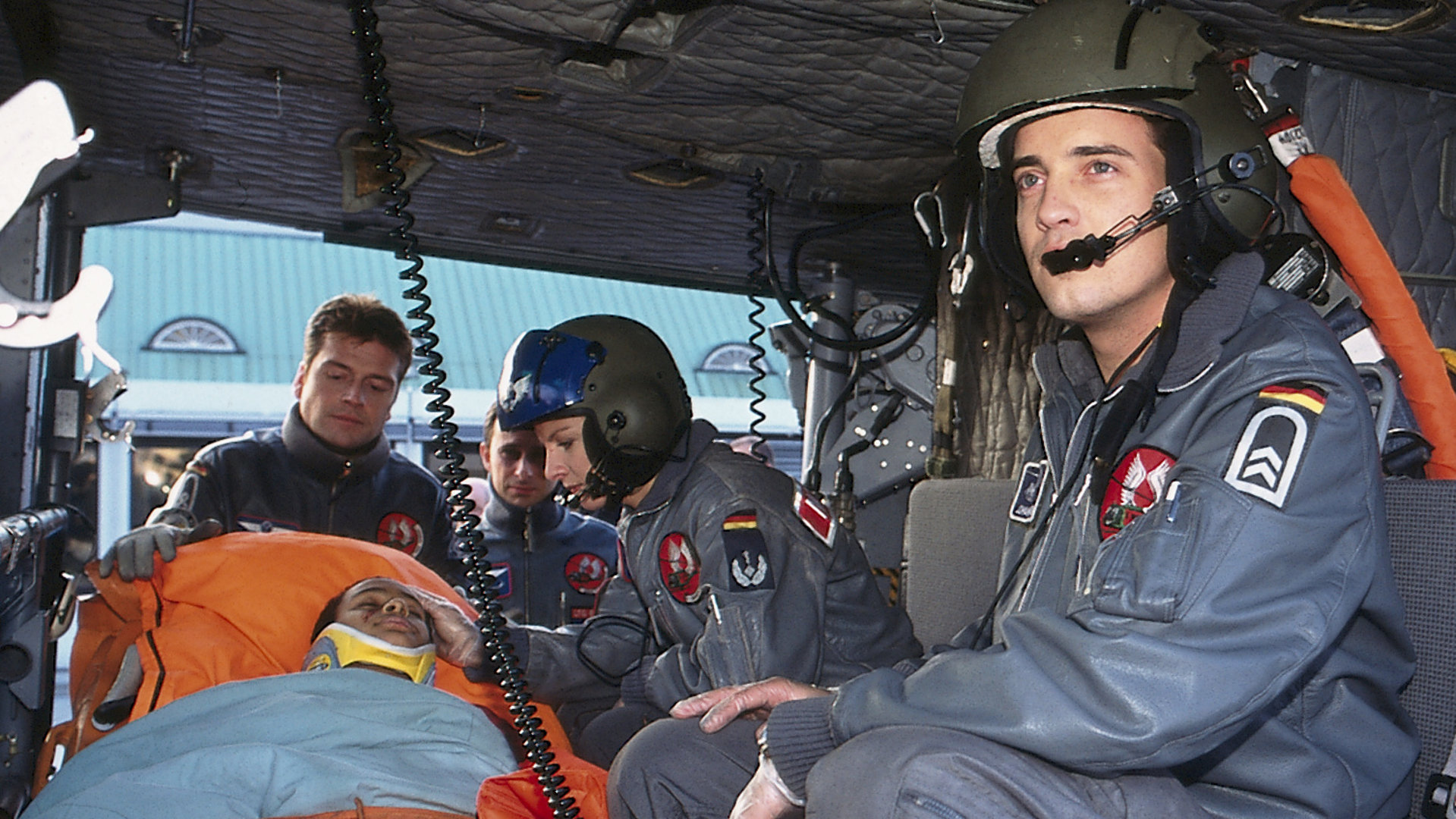 "Die Rettungsflieger - Der geheimnisvolle Patient": Julian (Manding Suwareh) wurde in den SAR geladen. Die Rettungsflieger sitzen bei ihm.
