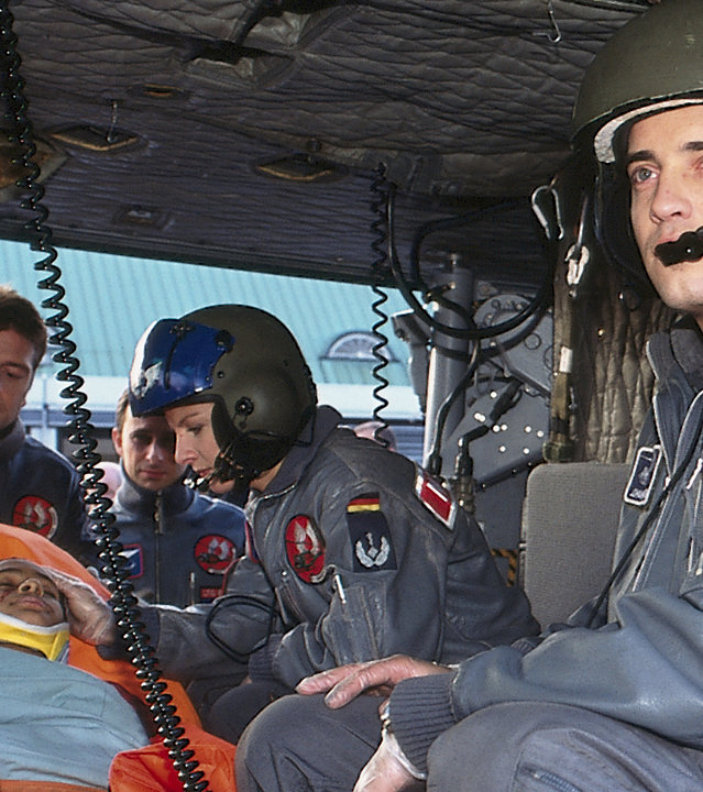 "Die Rettungsflieger - Der geheimnisvolle Patient": Julian (Manding Suwareh) wurde in den SAR geladen. Die Rettungsflieger sitzen bei ihm.