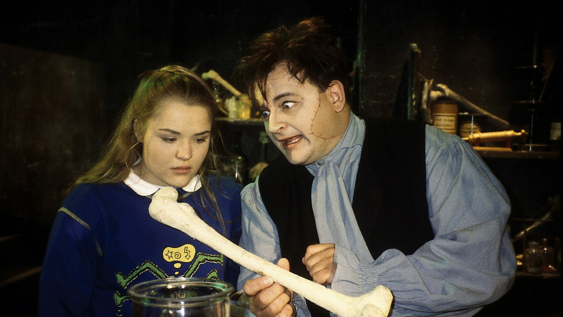 "Sprechstunde bei Dr. Frankenstein": Lenni (Michael Trischan) demonstriert Franzi (Fritzi Eichhorn) ein neues Experiment. Er hält einen großen Knochen in der Hand, auf den Franzi schaut.