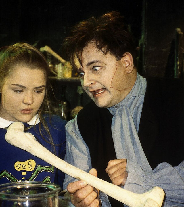 "Sprechstunde bei Dr. Frankenstein": Lenni (Michael Trischan) demonstriert Franzi (Fritzi Eichhorn) ein neues Experiment. Er hält einen großen Knochen in der Hand, auf den Franzi schaut.