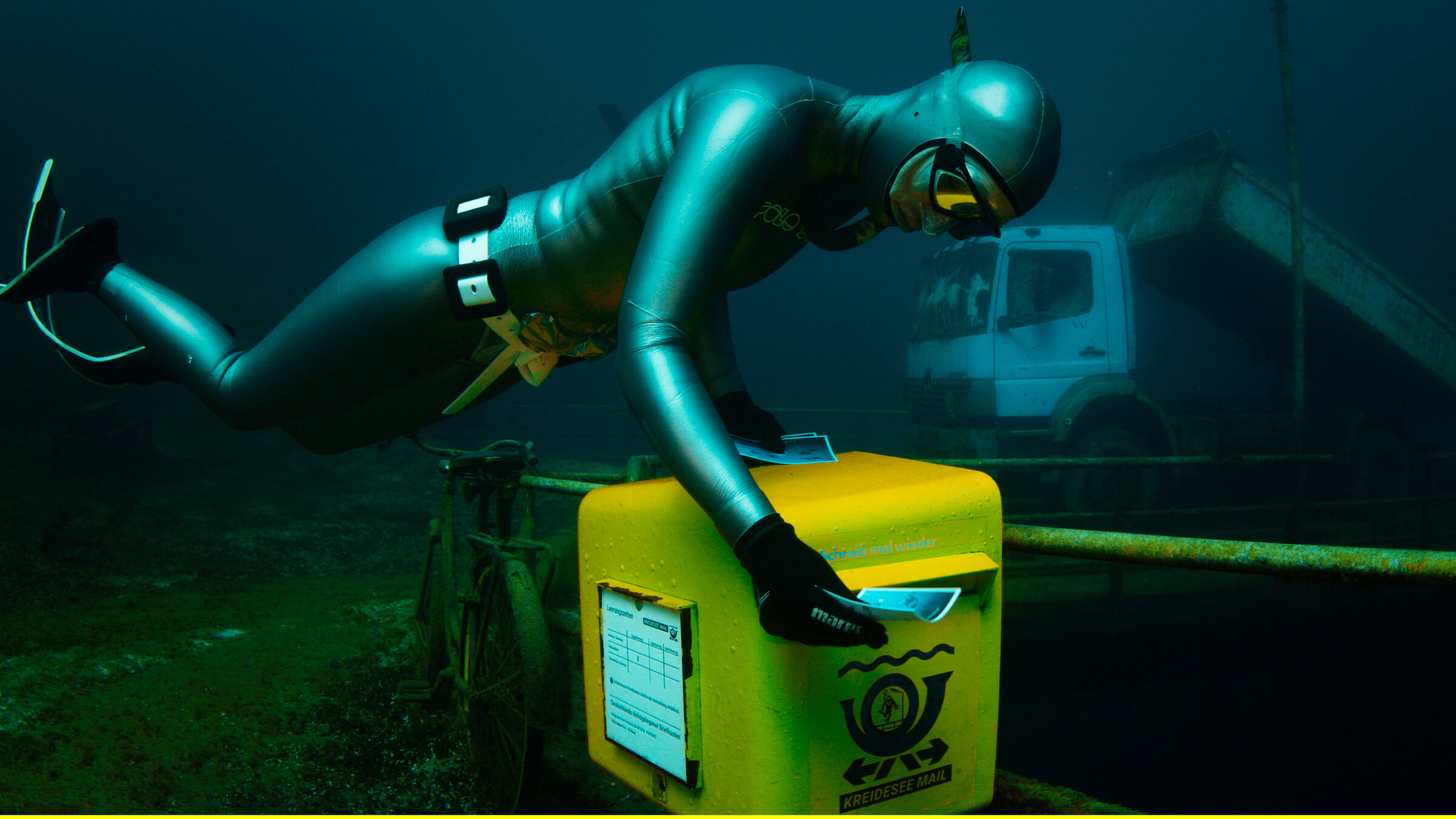 "Waterwoman (3/4) - Deutschland - Überraschungen in den Gewässern der Heimat": Anna von Boetticher am Briefkasten des Kreidesees von Hemmoor - Deutschlands tiefster Briefkasten.
