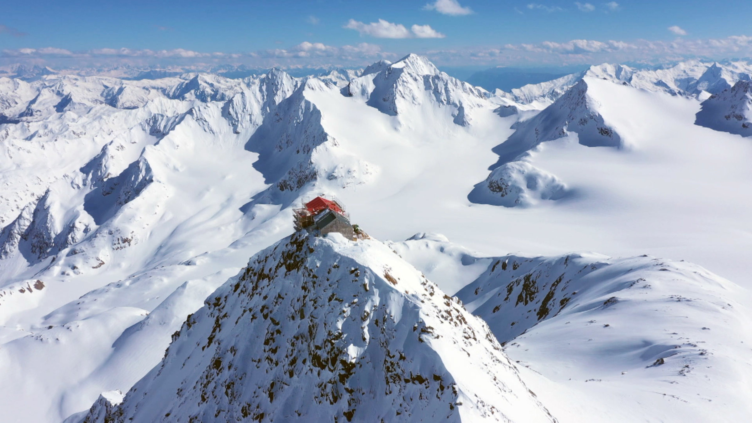 "Hochalpen – neue Wege in den Bergen": Das Becherhaus, vor 127 Jahren erbaut am höchsten Punkt des Bechergrats auf 3.200 Metern im Südtiroler Teil der Stubaier Alpen, wurde den ganzen Winter über umfassend saniert und hat seit 19. Juni geöffnet.