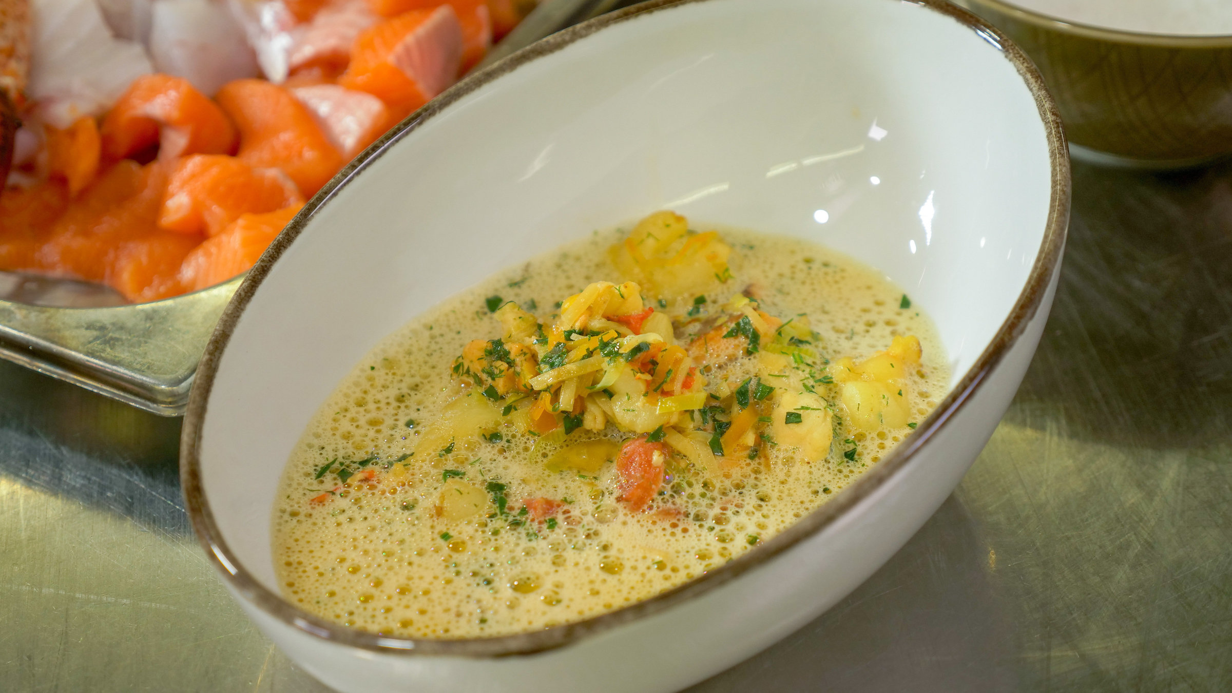 "Aufgetischt am Sonntag - Bludenz": Ein tiefer Teller mit Fischsuppe