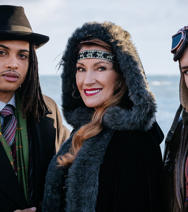 "Harry Wild - Mörderjagd in Dublin - Das perfekte Mords-Dinner": Fergus (Rohan Nedd), Harry Wild (Jane Seymour) und ihre Enkelin Lola (Rose O'Neill) stehen nebeneinander.