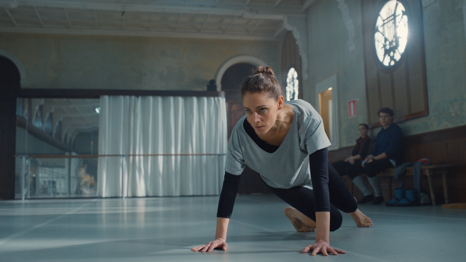 "L' Opéra - Dancing in Paris - Solidarität": Zoé (Ariane Labed) kriecht animalisch auf dem Boden eines Tanzraumes.